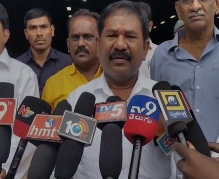 BKT పొగాకు కంపెనీని పరిశీలించిన మంత్రి స్వామి