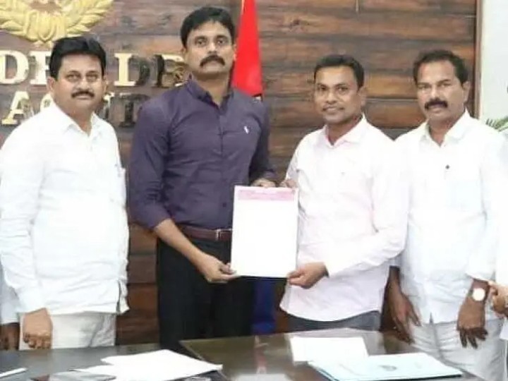 మణుగూరు సీఐపై చర్యలు తీసుకోండి: మాజీ ఎమ్మెల్యే