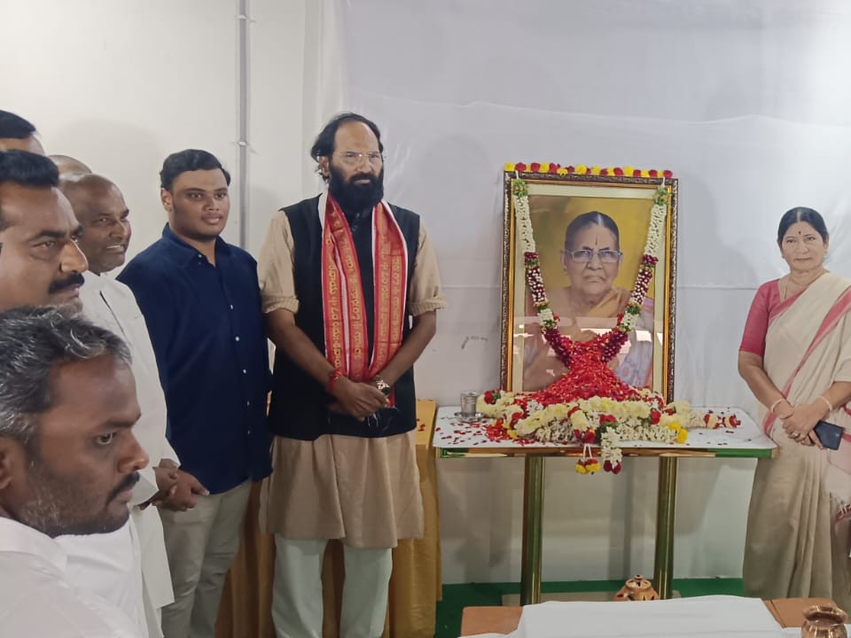 MLA దొంతి మాతృమూర్తికి నివాళులర్పించిన  మంత్రి