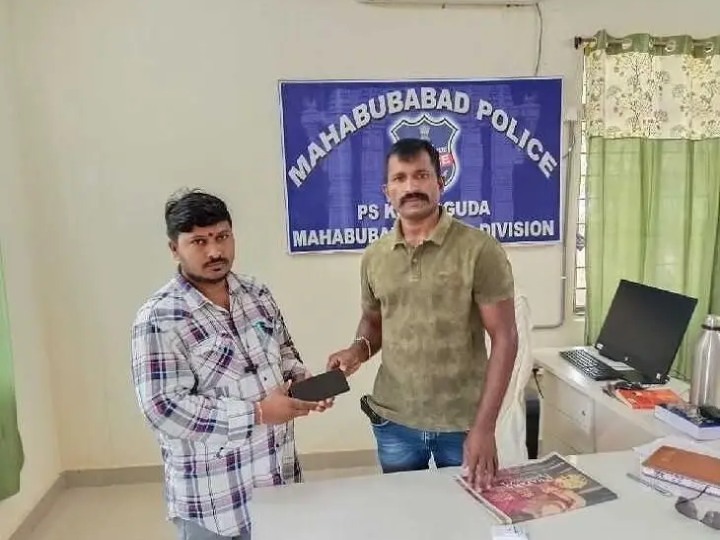 పోగొట్టుకున్న ఫోనును బాధితుడికి అందజేసిన ఎస్సై