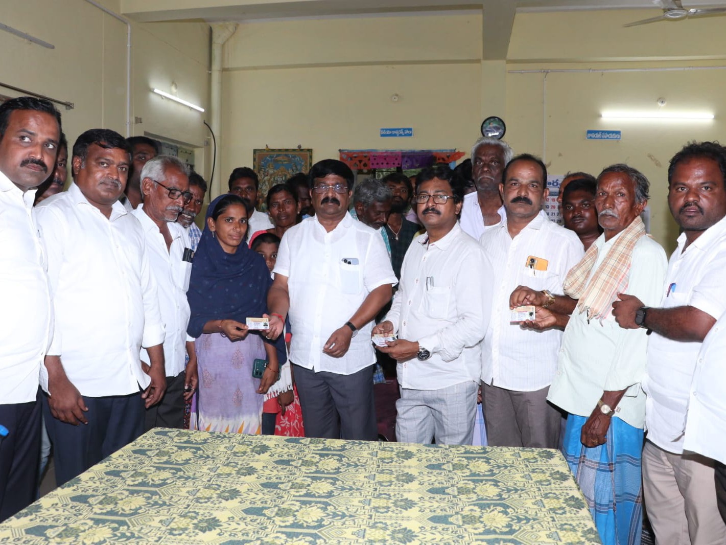 వెలిగండ్ల స్మార్ట్ రేషన్ కార్డులు పంచిన ఎమ్మెల్యే