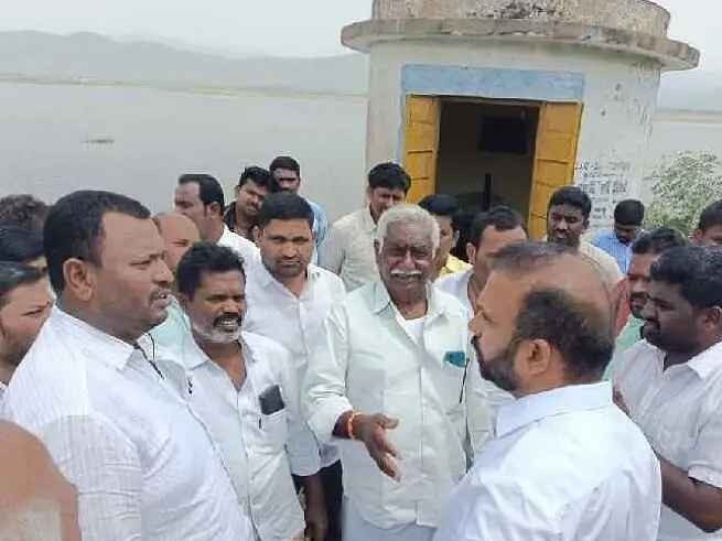 బద్వేల్ పెద్ద చెరువును పరిశీలించిన రితేశ్ రెడ్డి