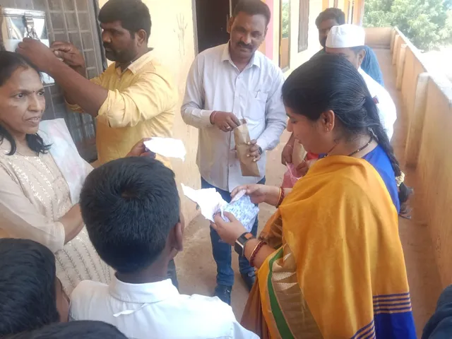 పాఠశాలను సందర్శించిన చేసిన కలెక్టర్