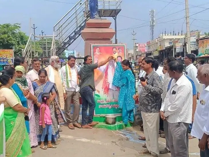 మంత్రి చిత్రపటానికి పాలాభిషేకం