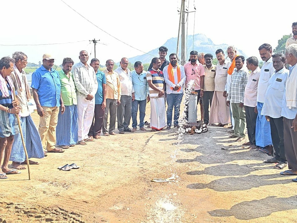 కేంద్ర ప్రభుత్వం నిధులతో బోరుబావి ప్రారంభం