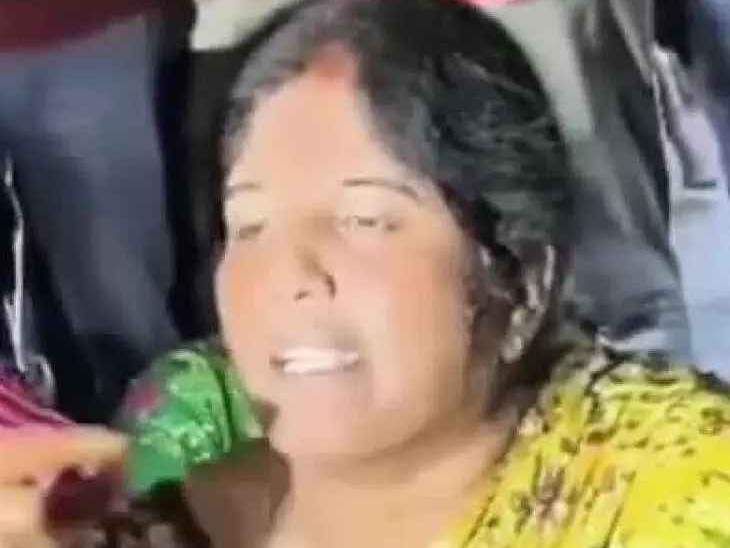 రోడ్డుపై బైఠాయించి కార్పొరేటర్ నిరసన