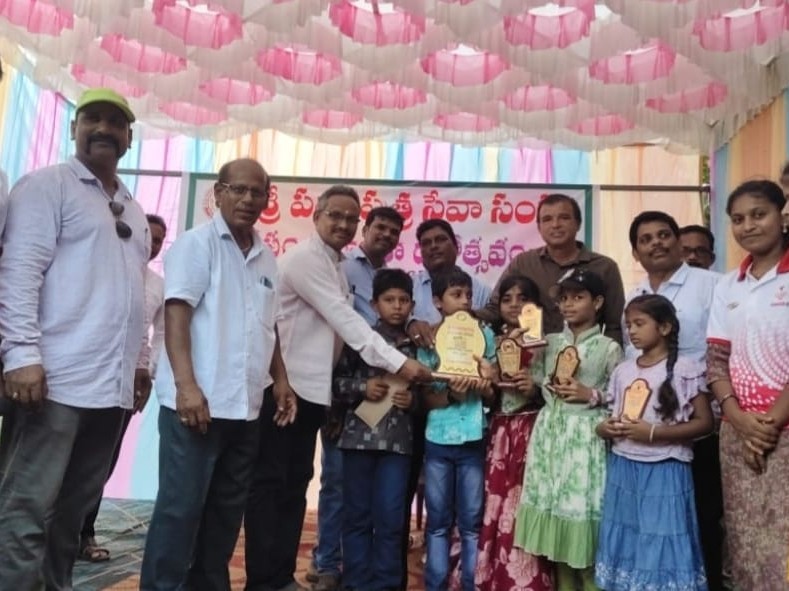 గెలుపొందిన విద్యార్థులకు బహుమతులు అందజేత