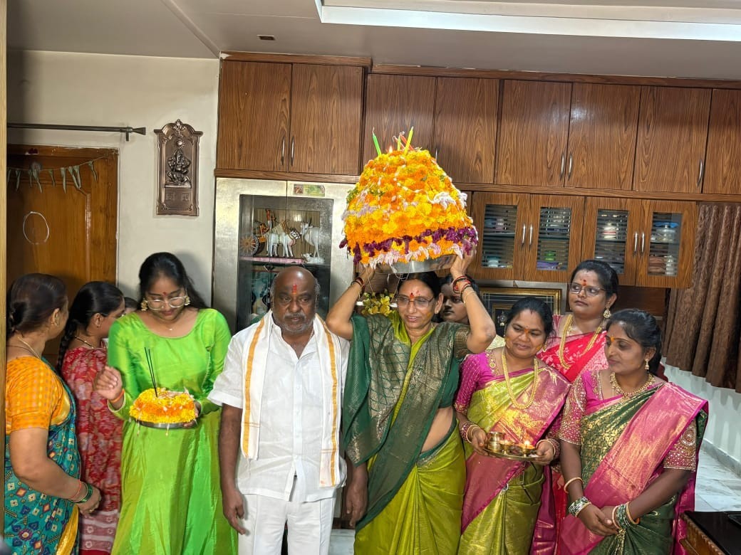 పండుగలకు ఆదరణ కరువు: మాజీ మంత్రి