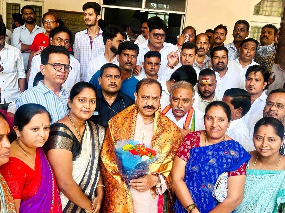 మహేష్ కుమార్ గౌడ్​ను కలిసిన మహిళా సంఘం ప్రతినిధులు