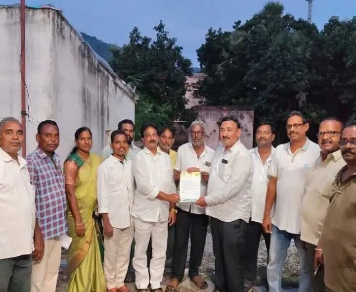CMRF చెక్కులను అందజేసిన నాయకులు