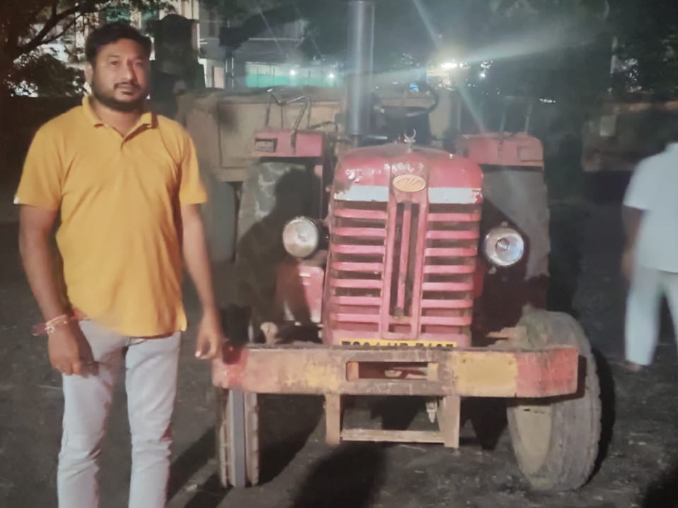 అక్రమ ఇసుక రవాణా ట్రాక్టర్ సీజ్ చేసిన తహసీల్దార్