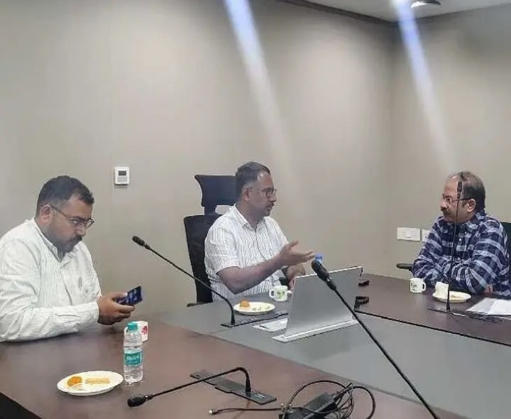సీఆర్డీఏ కార్యాలయాన్ని సందర్శించిన అధికారి