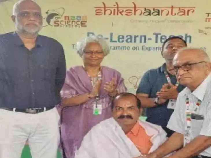 ఉపాధ్యాయుడికి సైన్స్ అకాడమీ అవార్డు