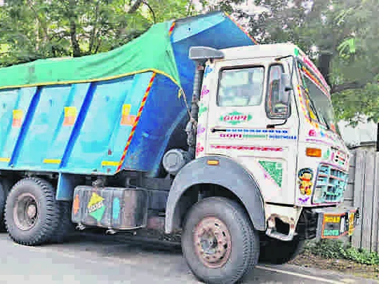 అక్రమ రవాణ..  ఇసుక లారీ పట్టివేత