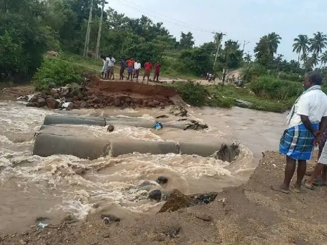 కొట్టుకుపోయిన తాత్కాలిక దారి రాకపోకలు కట్