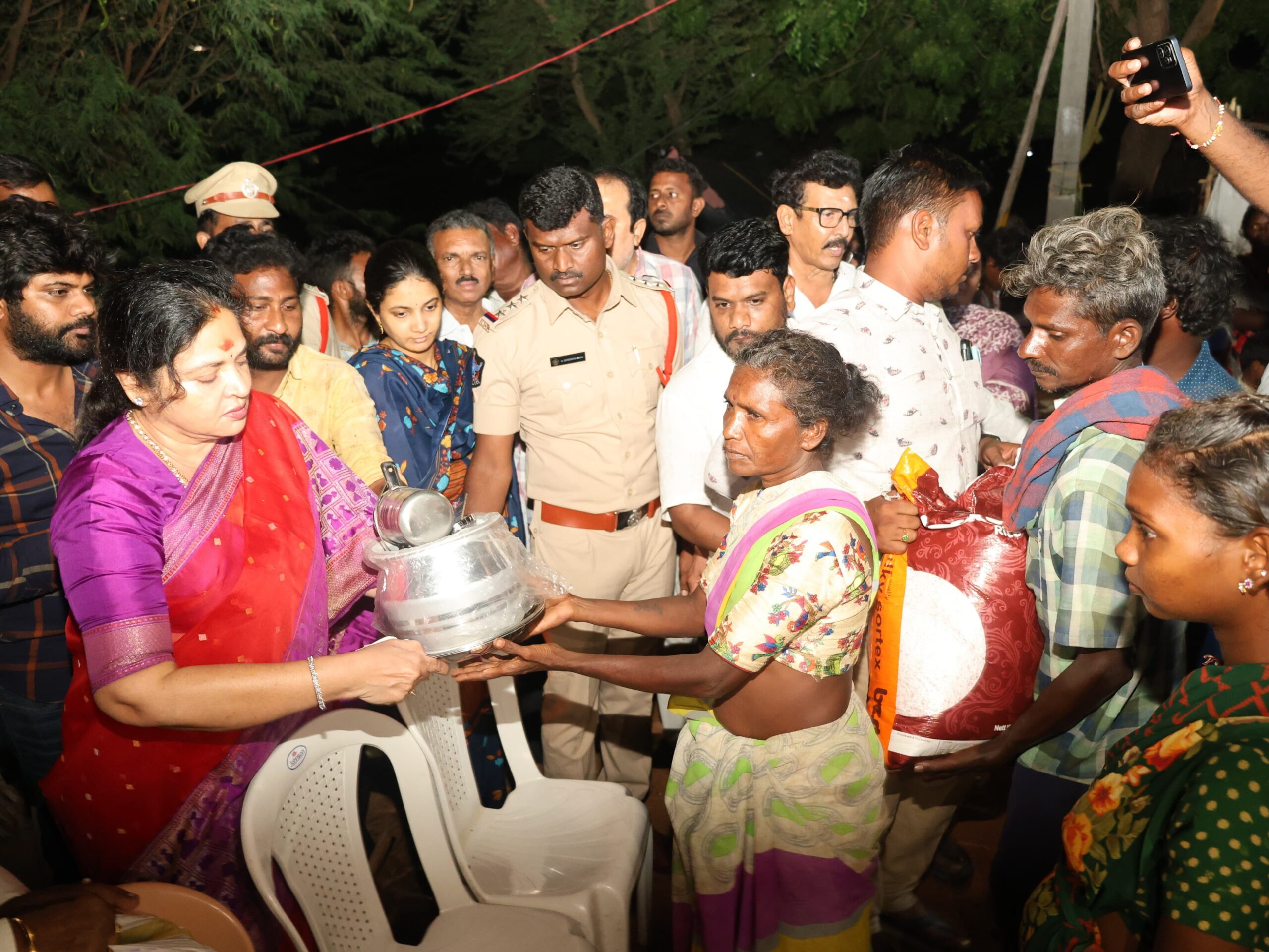 అగ్నిప్రమాద బాధితులను ఆదుకున్న ఎమ్మెల్యే