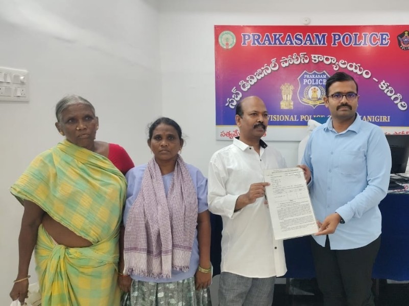 ‘గురాలి ఇంటి స్థలం కబ్జా చేసిన వారిపై చర్యలు తీసుకోవాలి’