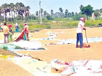 పీఏసీఎస్‌ కేంద్రంలో రైతులకు బెదిరింపులు