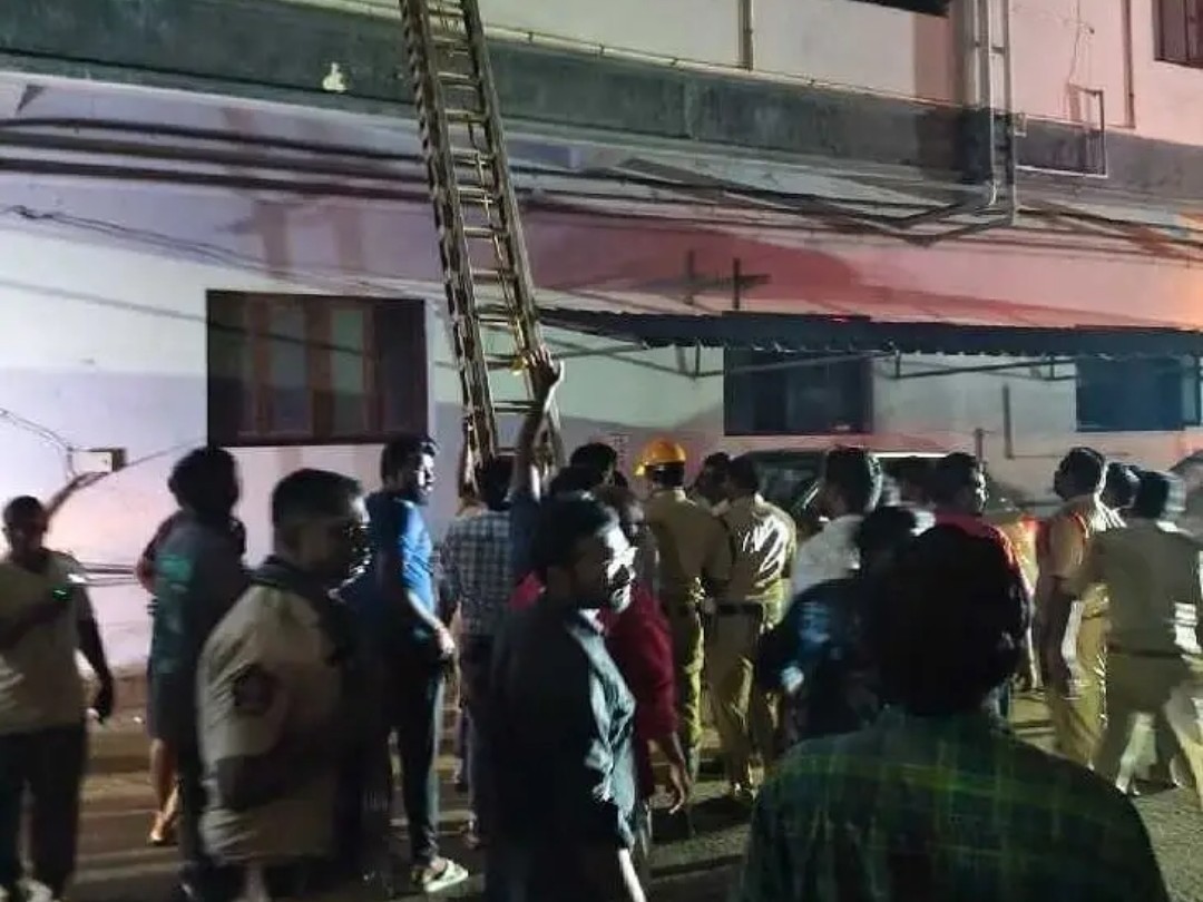 జిల్లాలో అర్ధరాత్రి అగ్నిప్రమాదం