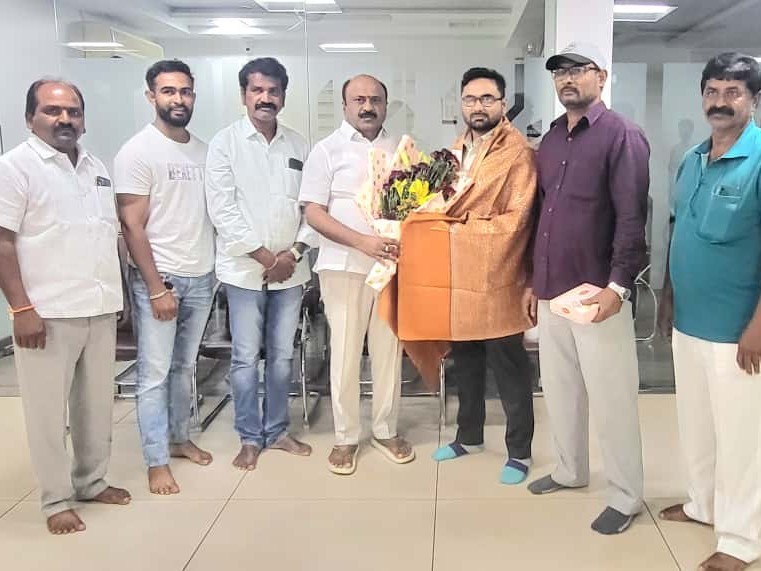 గ్రూప్ -1 సాధించిన యువకుడికి సన్మానం