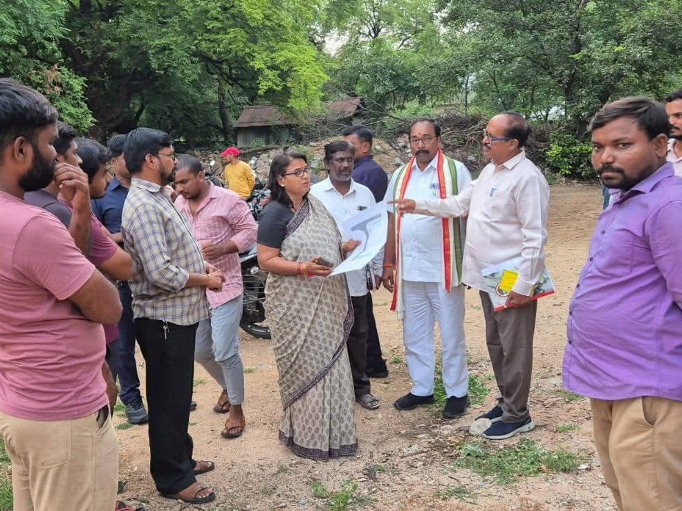 గ్రంథాలయ భవన స్థలాన్ని పరిశీలించిన ఎమ్మెల్యే