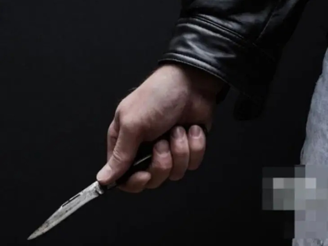 కూతురి వెంట పడొద్దన్నందుకు దాడి