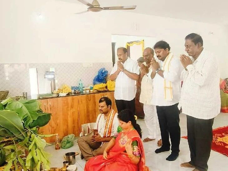 గృహప్రవేశ కార్యక్రమంలో పాల్గొన్న ఎమ్మెల్యే