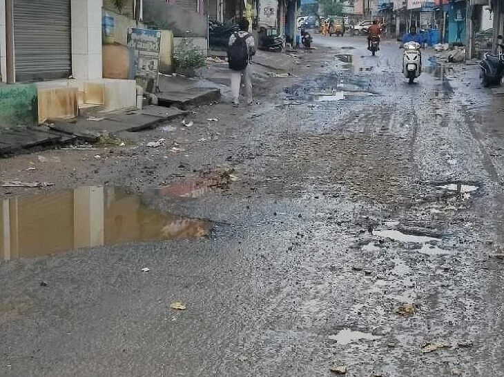 బంటుమిల్లి మెయిన్ సెంటర్ గుంతలమయం