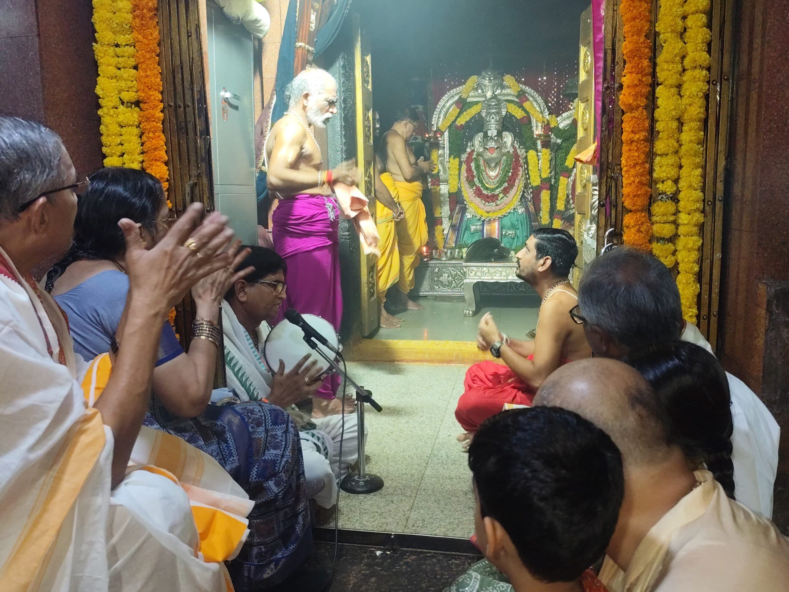 శ్రీ లక్ష్మీనరసింహస్వామి ఆలయంలో చాగంటి పూజలు