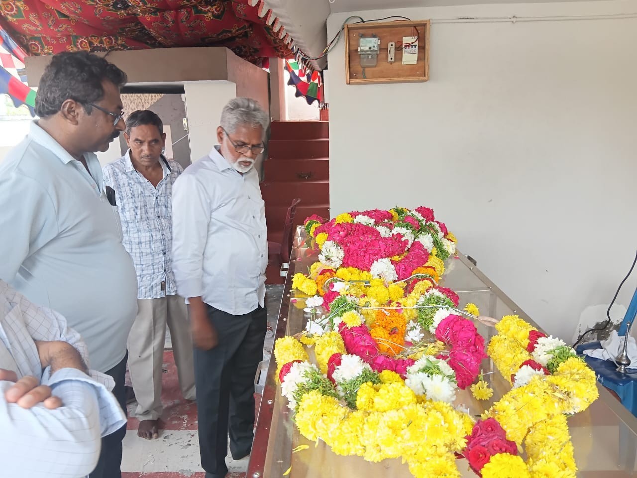మాజీ సర్పంచ్‌కు నివాళులు అర్పించిన మాజీ MLA