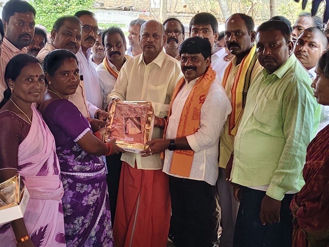 మహిళలకు చీరలు పంపిణీ చేసిన ఎమ్మెల్యే