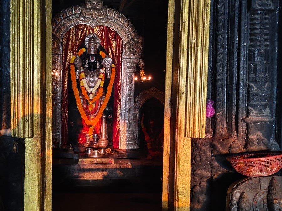 లక్ష్మీనారాయణ స్వామి పాదాలను తాకిన సూర్యకిరణాలు