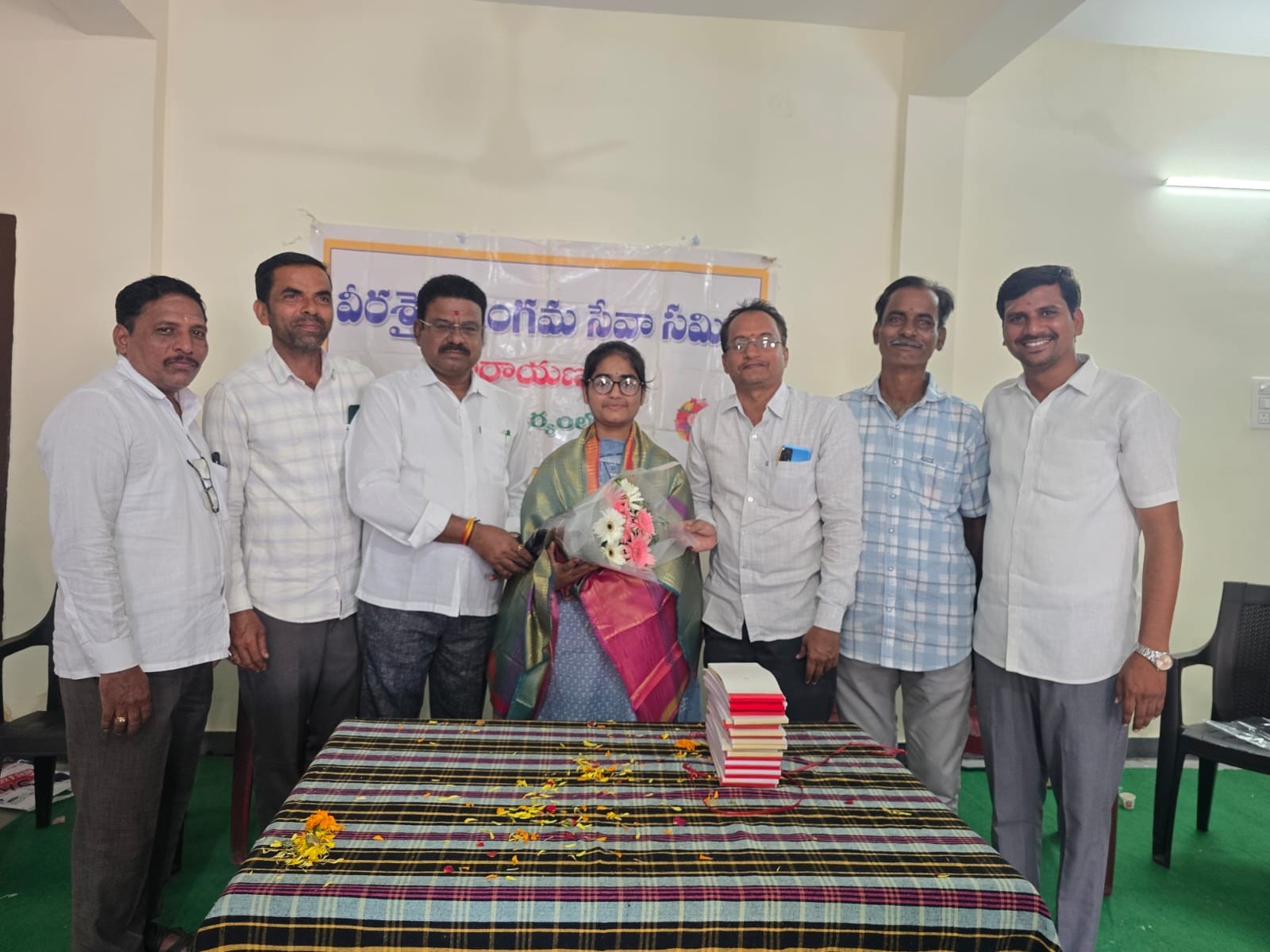 MBBS సీటు సాధించిన పూర్వ విద్యార్థినికి ఎంఈఓ అభినందన