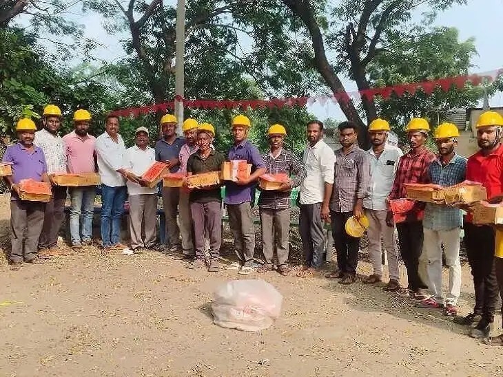 సింగరేణి కార్మికులకు సేఫ్టీ పరికరాల అందజేత