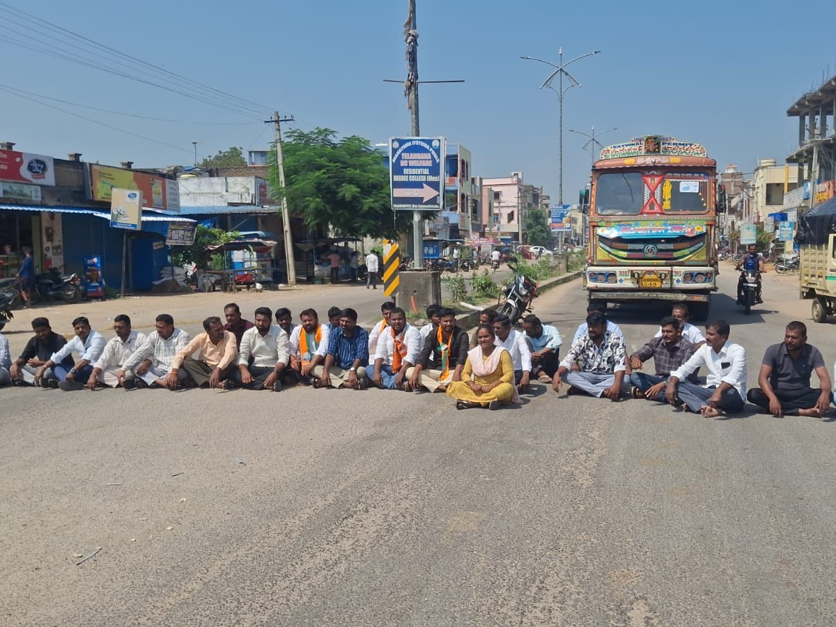 రాజరాజేశ్వర స్వామి ఆలయంలో దర్శనాలను కల్పించాలని ధర్నా, రాస్తారోకో