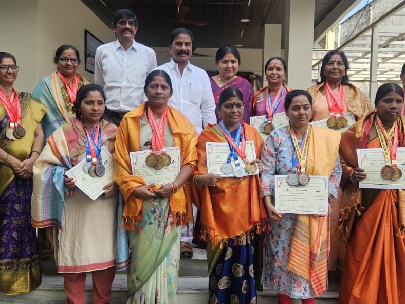 పతకాలు సాధించిన స్విమ్మర్స్‌ ను అభినందించిన ఎమ్మెల్యే