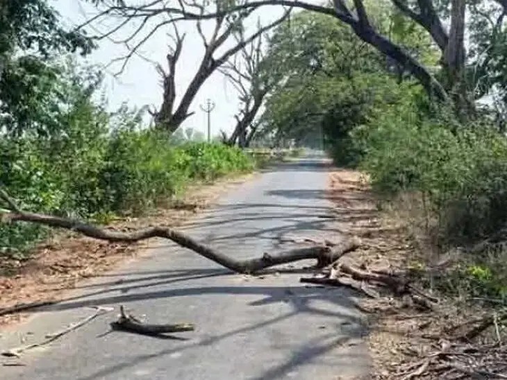 ఈ రోడ్డుపై ప్రయాణించేందుకు జంకుతున్న ప్రయాణికులు