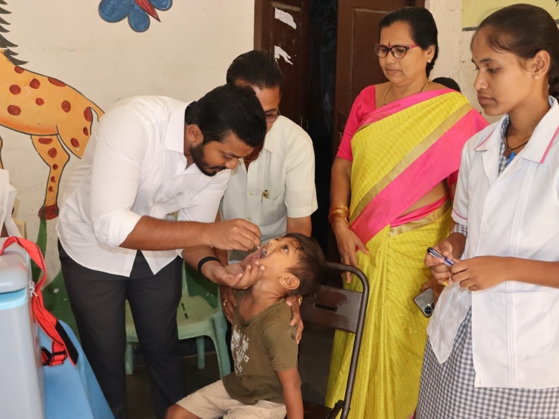 పటాన్చెరు పట్టణంలో పల్స్ పోలియో కార్యక్రమంలో పాల్గొన్న నాయకులు