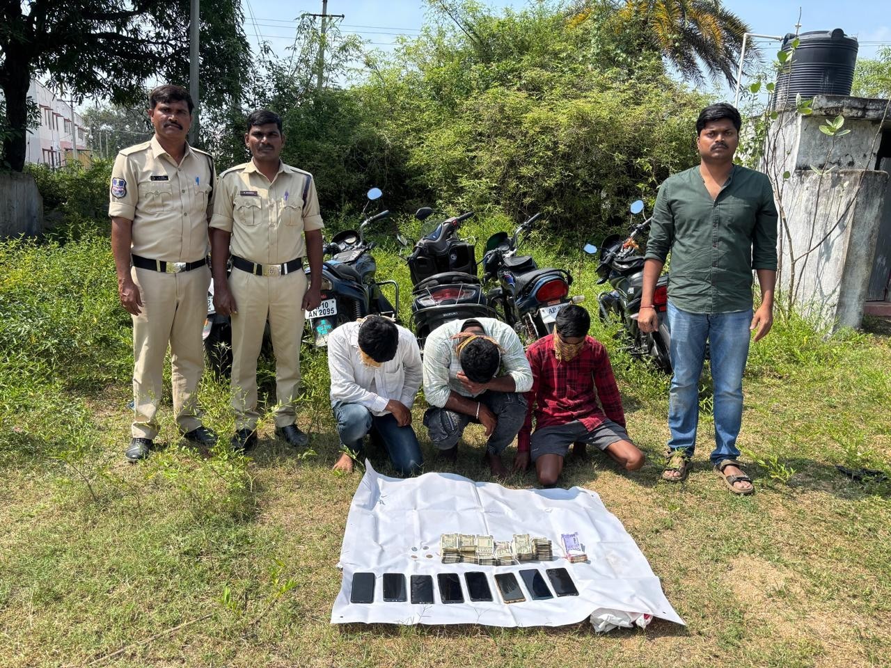 బొమ్మ బొరుసు ఆట.. రూ. 3.29 లక్షలు స్వాధీనం