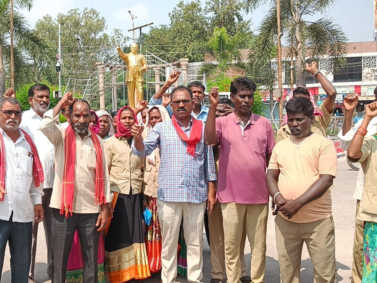 ‘కార్మికుడి కుటుంబానికి రూ. 10 లక్షలు అందించాలి’
