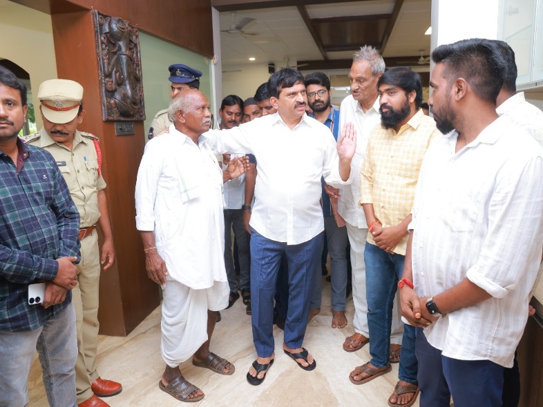 మంత్రి పొంగులేటిని కలిసిన కాంగ్రెస్ నాయకులు