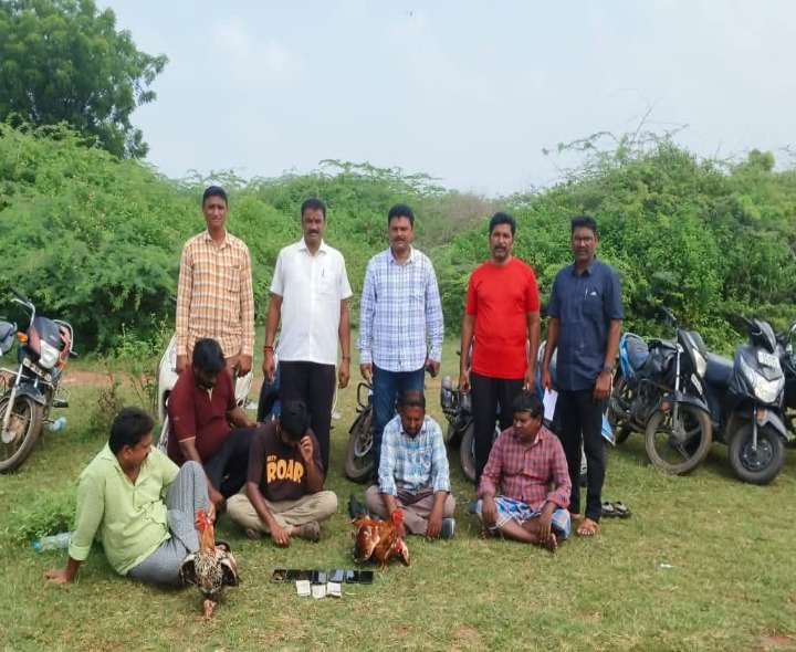 కోడి పందాలు స్థావరంపై దాడి.. ఐదుగురు అరెస్ట్