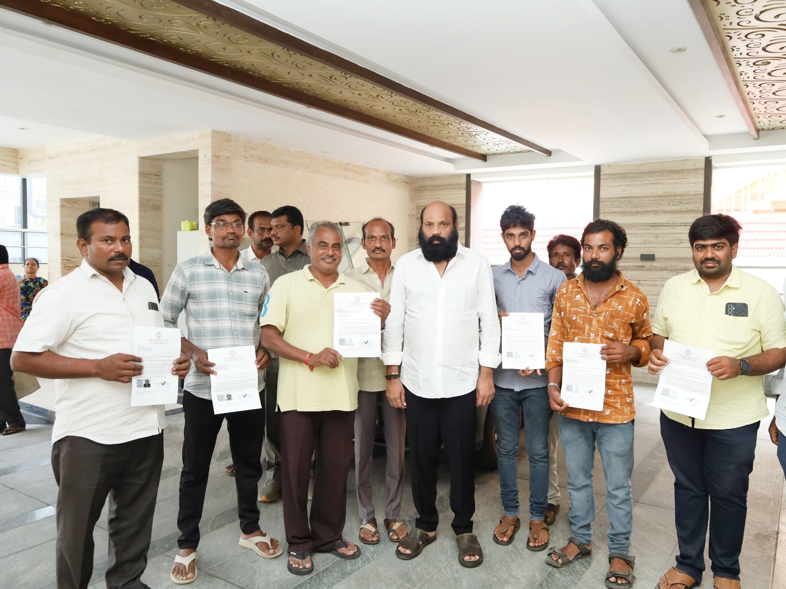 CMRF ఎల్వోసీ పత్రాలను అందజేసిన ఎమ్మెల్యే