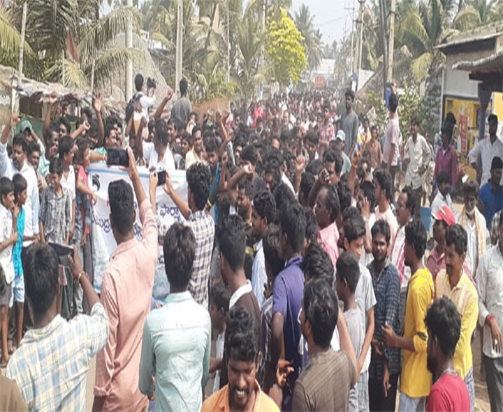 మత్స్యకారులు, పోలీసుల మధ్య వాగ్వాదం