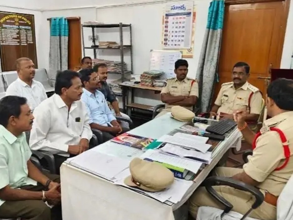 బాణాసంచా దుకాణాల నిర్వహకులతో సీఐ సమావేశం