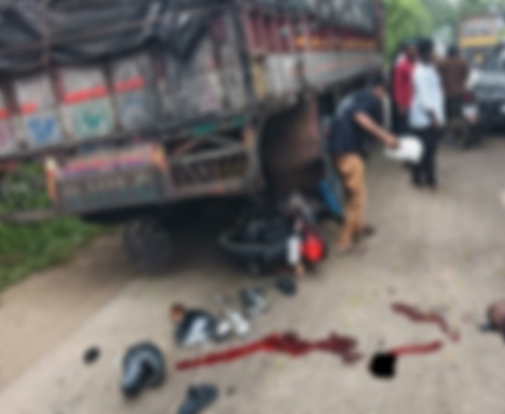 లారీని ఢీకొన్న బైక్.. ఇద్ధరికి  గాయాలు