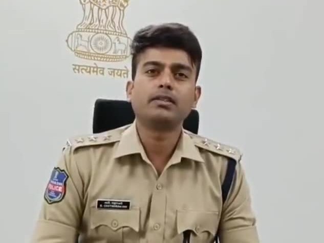 ‘గంజాయి మొక్కలను పట్టుకున్న పోలీసులు’