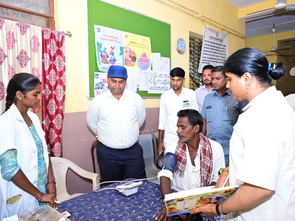 కొల్చారం ఆసుపత్రిని సందర్శించిన కలెక్టర్