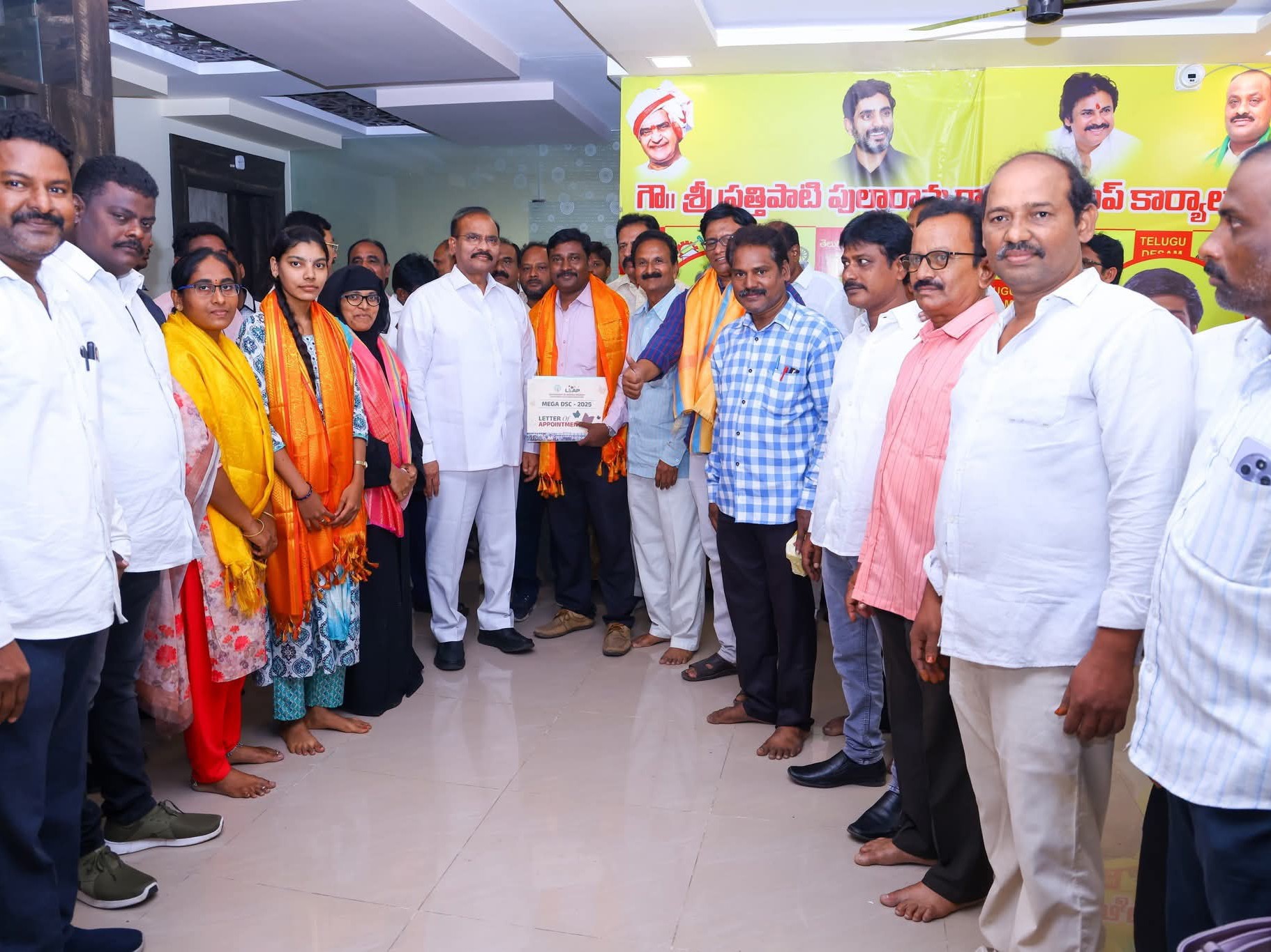 డీఎస్సీ కొత్త ఉపాధ్యాయులను సన్మానించిన ఎమ్మెల్యే