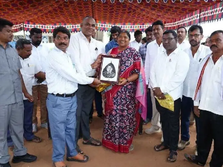 రావి ఆకుపై మంత్రి సీతక్క చిత్రం